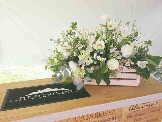 Wonderful pole flower display by @AmandaFrenchFlowers