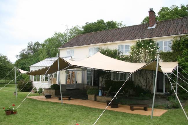 Stretch tent building